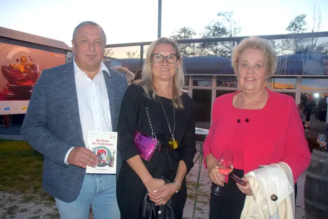 Volkshilfe-Präsidentin Verena Dunst (re.) und Bürgermeister Helmut Sampt gratulierten Eva Weinek zur gelungenen Premiere.  | Foto: Elisabeth Kloiber