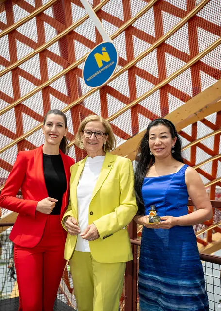 Präsentierten die kulturelle Bespielung des Österreich-Pavillons im Rahmen einer Delegationsreise im heurigen Mai: Landeshauptfrau Johanna Mikl-Leitner mit Dorothy Khadem-Missagh (Intendantin Beethoven-Festival) und Bösendorfer-Ambassador Tomoka Mayeda. | Foto: NLK Pfeffer