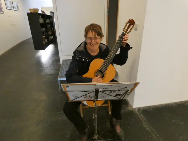 Annemarie Hörtnagel umrahmte musikalisch die Vernissage. 
