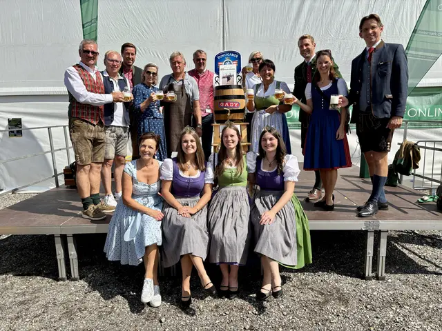 Ein Prosit auf Franz Hackl! Gemeinsam mit zahlreichen Ehrengästen und ehemaligen Kollegen sowie der Familie Gady wurde angestoßen. | Foto: B.Gady