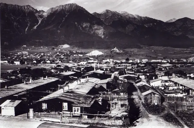 MeinBezirk spricht mit Historikerin Ingrid Böhler über die Wichtigkeit eines Gedenkorts für das ehemalige Arbeitserziehungslager Reichenau. Im Bild: Blick von Süden auf die Baracken und Holzhäuser des Arbeitserziehungslagers Reichenau. Aufnahme um 1945 bis 1947 – als der Ort als Flüchtlingslager diente.  | Foto: Stadtarchiv/Stadtmuseum