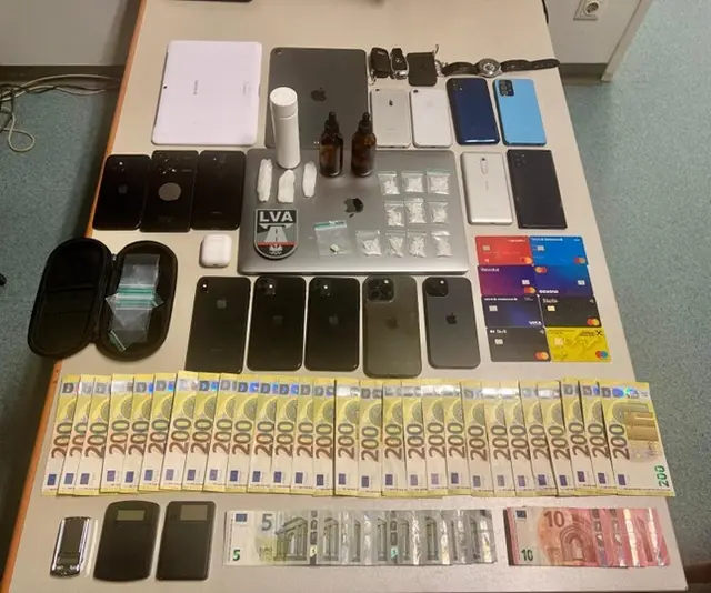 Im Fahrzeug des 43-Jährigen konnte eine größere Menge Suchtmittel (Crystal Meth und Liquid Ecstasy), Bargeldbestände (rund 5600 Euro), mehrere Mobiltelefone, Notebooks und Bankomat sowie Kreditkarten sichergestellt werden.  | Foto: LPD Wien