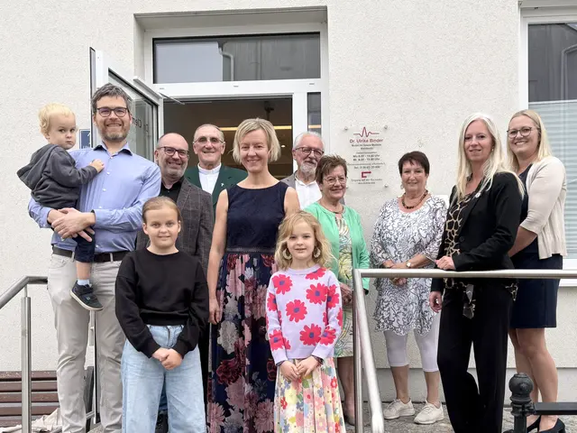 Ulrike Binder (6.v.l.) eröffnete ihre Praxis im Beisein ihrer Familie, Bürgermeisterin Alexandra Weber, Stadträtin Eveline Eigenschink, Pfarrer Herbert Schlosser, Reinhard Preißl und Assistentin Natascha Kaltenböck. | Foto: MeinBezirk/Katrin Pilz