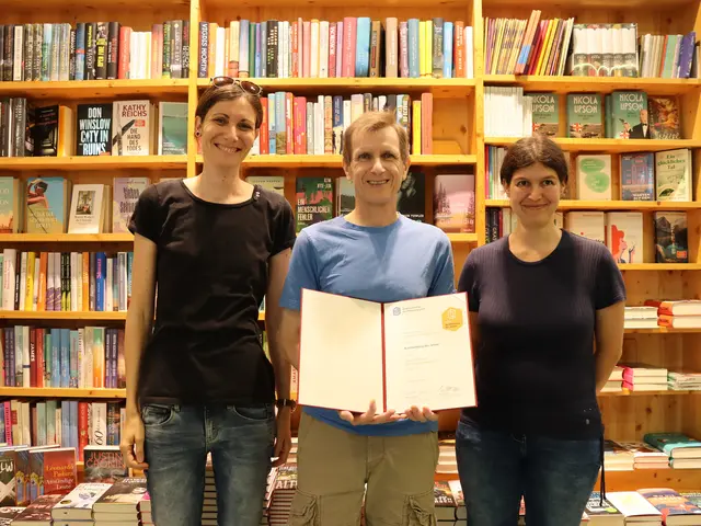 Johannes Steinbauer und sein Team wissen, welche Bücher sich perfekt für den Schulanfang eignen.  | Foto: AMG