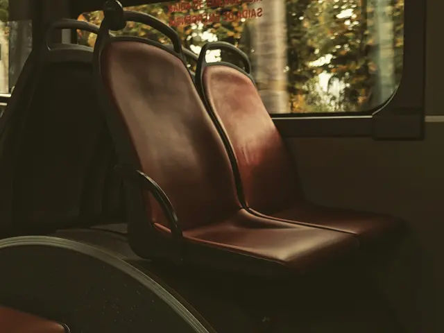 Während einer Busfahrt von Wien in die Oststeiermark kam es am Dienstagabend zu einer verstörenden Situation: Ein Unbekannter soll sich neben einer 34-jährigen Frau entblößt haben. | Foto: Marcelo Santos/Unsplash