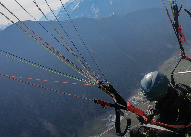 Paragleiter-Absturz bei der Moosalm in Lienz: Notarzthubschrauber und Rettungskräfte im Einsatz, junge Frau verletzt. | Foto: Symbolfoto Fotokerschi