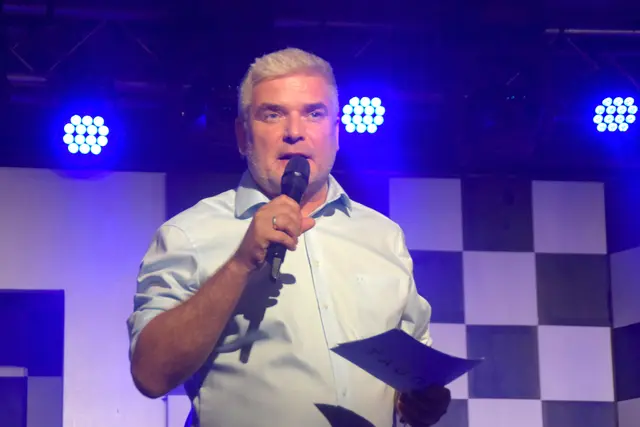 Schloss-Tabor-Leiter Benno Döller begrüßte die Premierengäste.  | Foto: Elisabeth Kloiber