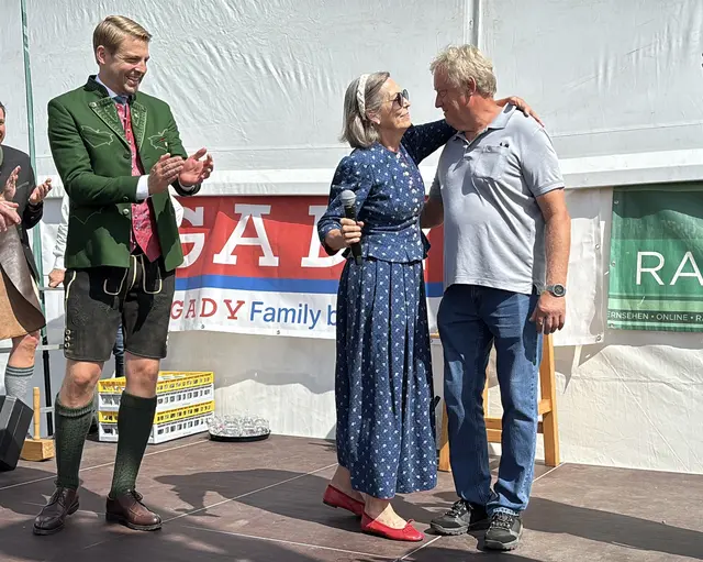 Ingrid Gady dankte ihrem ehemaligen Mitarbeiter Franz Hackl herzlich für seine Loyalität. | Foto: B.Gady