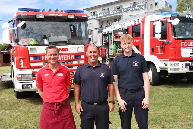 Der erste Tag der Jugend gab Matthias Oswald (re) vor zehn Jahren den Anstoß, der Feuerwehr beizutreten. Heute ist der 21-Jährige mit Manfred Hahn (li) Jugendbetreuer bei der FF Kalsdorf – im Bild mit HBI Patrick Trummer (Bildmitte) | Foto: Edith Ertl
