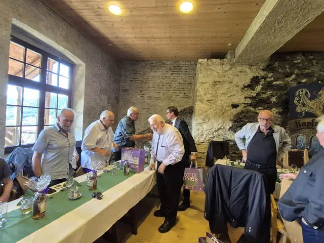 Bürgermeister Matthäus Bachernegg gratuliert den Geburtstagskindern.  | Foto: Andrea Stelzer