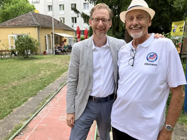 Gemeinderat Gottfried Forsthuber mit BAC Fußball-Obmann Helmut Lenzinger