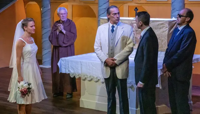 Hero (Valerie Reisner) wird das Opfer einer mafiösen Intrige und fällt gleich in Ohnmacht. Hinten Pater Franz Zimmermann, vorne Don Leonato Artur Ortens, Bräutigam Claudia (Andreas Steiner) und der zwielichtige Don Pedro. | Foto: Gerhard Maly