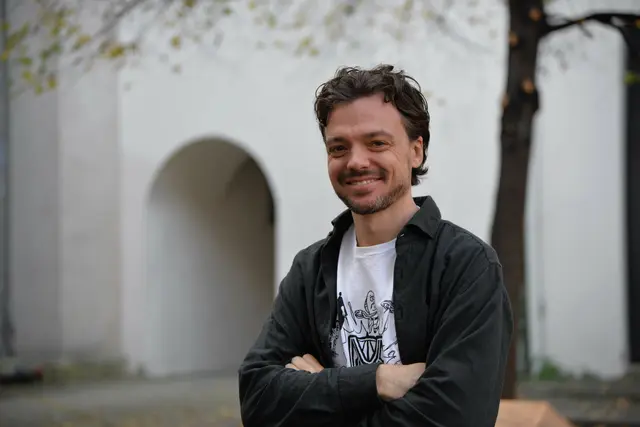 Dominik Knes, Geschäftsführer der ARGE Jugend gegen Gewalt und Rassismus, kritisiert: „Gerade die Schulen, die es am dringendsten bräuchten, haben oft nicht die finanziellen Mittel.“ | Foto: V. Hemmer