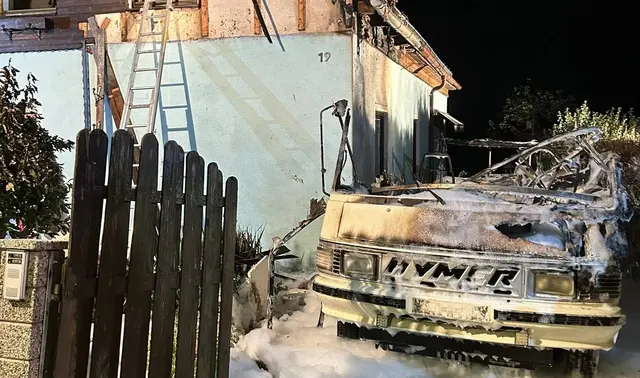 Wohnmobil in der Einfahrt eines Wohnhauses geriet in Flammen.  | Foto: Fire Veiter - FF St.Veit/Glan