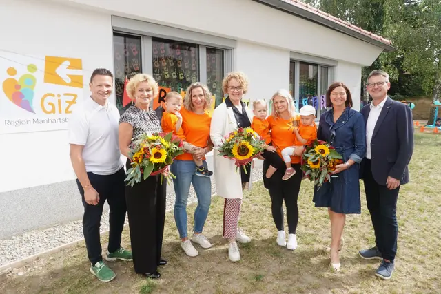 Martin Neugebauer, Bürgermeisterin Margarete Jarmer, Lisa Schmied, Familien-Landesrätin Christiane Teschl-Hofmeister, Sandra Fasching und die beiden Abgeordneten zum NÖ Landtag Doris Schmiedl und Franz Linsbauer mit Lynn, Juna und Franz-Joseph | Foto: Hansy