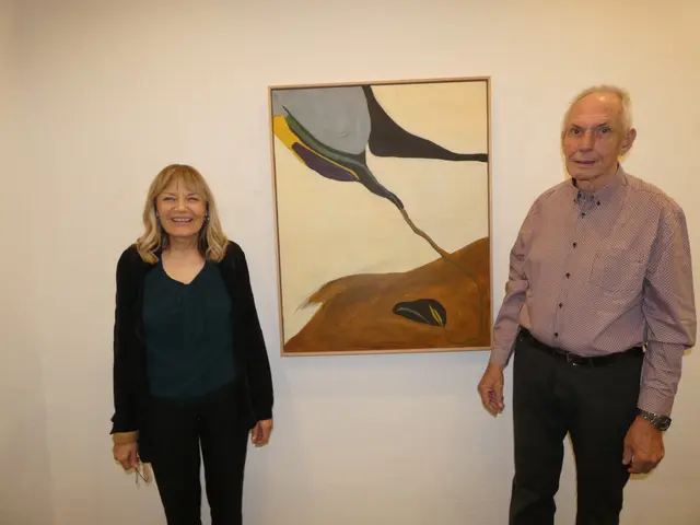 Andre Lelov und Obmann Kurt Tschiderer vor einem der Lieblingsbilder der Künstlerin. 