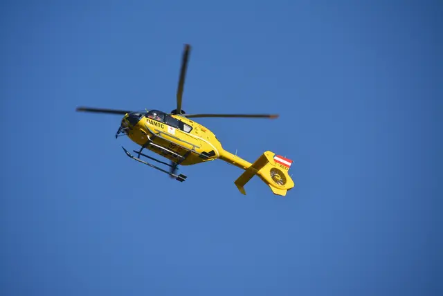 Nach der Erstversorgung wurde der schwer verletzte Pkw-Lenker per Rettungshubschrauber C12 ins LKH Graz geflogen. | Foto: MeinBezirk