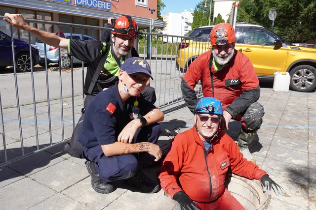 Michael Morgenbesser, Jannis Binder, Helmut Kütäubel und Andreas Kollenhofer beim Stolleneingang am Holzplatz.