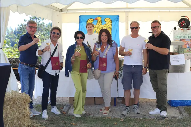 Auch Karl Kräuter (ganz links), Sänger Peter Karpf (2. vo.li) oder Doris-Grit Schwartz (3. vo. re.) schauten beim Weinfest vorbei. | Foto: MeinBezirk/Robert Glinik