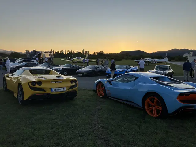 Vor dem Hangar wurden auch einige sehr schnittige Rennautos gesichtet. | Foto: Stockmann