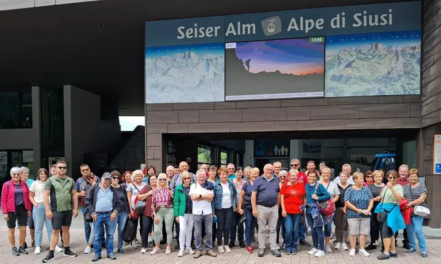 Die begeisterten Reiseteilnehmer vor der Saiseralmbahn
 | Foto: Kogelhohl