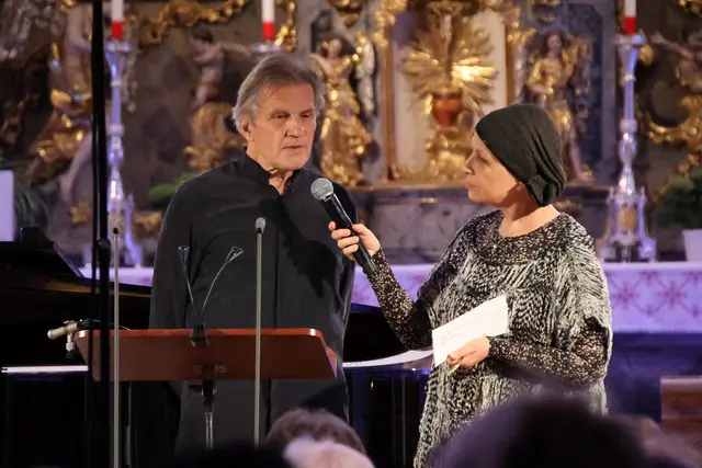 Moderatorin Mirjam Jessa und 'Wolfgang Holzmair.