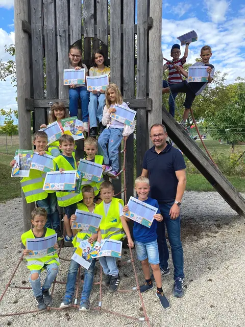 In Röschitz begrüßte Bürgermeister Christian Krottendorfer (ÖVP) die Schulkinder am Spielplatz vor der Volksschule. Neben den Stundenplänen gab es auch noch Zeit zum Spielen und Lachen. | Foto: Herbert Gschweidl