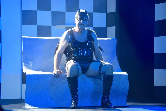 Dr. Falke alias Martin Weinek als aufreizende Fledermaus verkleidet, sinnt nach Rache.  | Foto: Elisabeth Kloiber