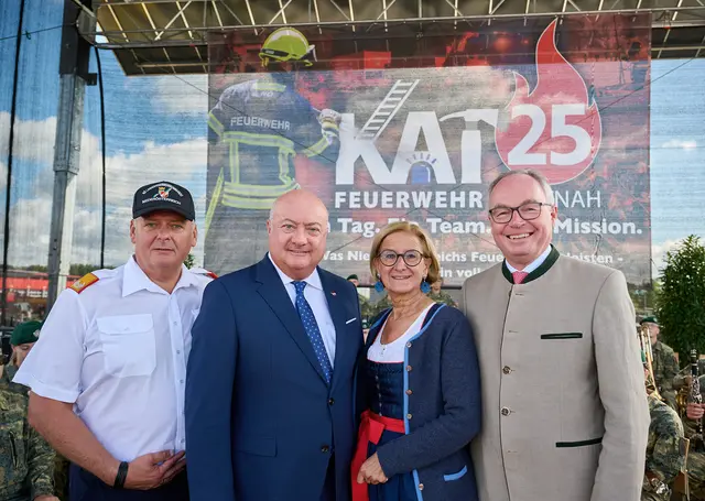 Landesfeuerwehrkommandant Dietmar Fahrafellner, Bundeskanzler Christian Stocker, Landeshauptfrau Johanna Mikl-Leitner und LH-Stellvertreter Stephan Pernkopf eröffneten gemeinsam die KAT25 | Foto: NLK Pfeiffer
