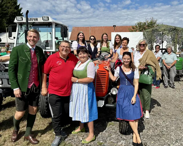 Auch die Ehrengäste zeigten sich als große Fans der Oldtimer Traktoren: Philipp und Nadina Gady mit Manuela Khom, Ursula Plassnik, Maria Pein, die Weinhoheiten Magdalena, Lea und Antonia sowie Eva Weissenberger mit dem Vertreter des Siegervereins OTC Gnas  | Foto: B.Gady