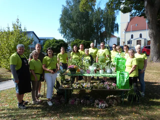 Anstelle herkömmlicher Preise gab es beim Kaisersdorfer Herbstfest liebevoll zusammengestellte Pflanzen und handgefertigte Kränze zu gewinnen.  | Foto: Vanessa Wittmann