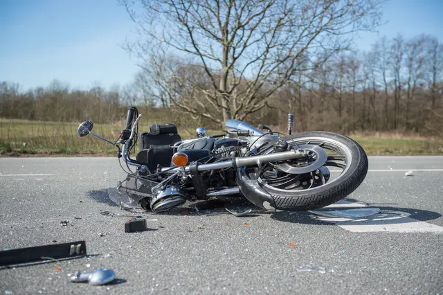 Der Motorradfahrer überschlug sich nach Kollision mit Kanaldeckel. (Symbolbild) | Foto: stock.adobe.com/at/benjaminnolte