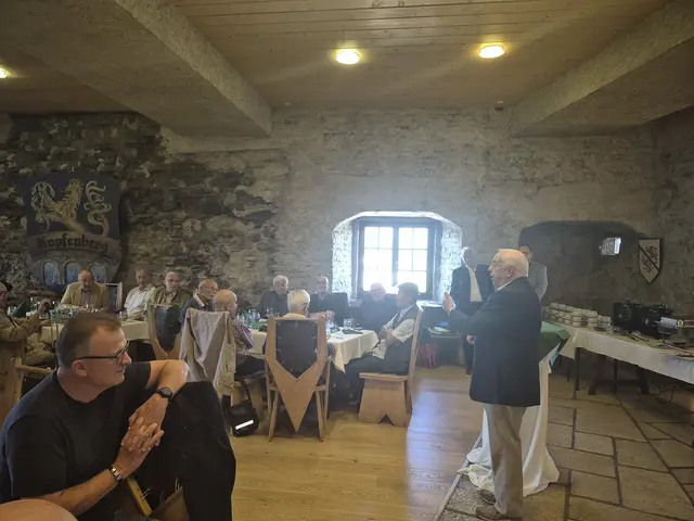 Der Redfelder Roland Alexa erzählte die Geschichte der Redfelder aus seiner Sicht.  | Foto: Andrea Stelzer