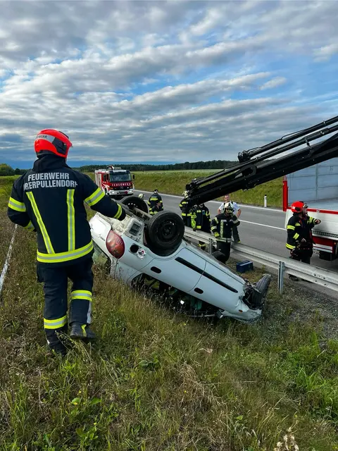 Die Feuerwehren Oberpullendorf, Oberloisdorf und Steinberg standen bei der Fahrzeugbergung auf der B61a im Einsatz. | Foto: FF Feuerwehr Oberpullendorf