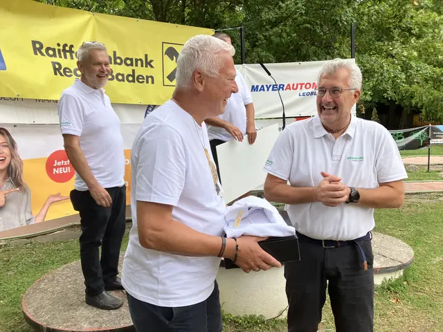 Toni Poster freute sich über das Weingeschenk - überreicht von Lebenshilfe-Sprecher Bernhard Misak | Foto: Stockmann