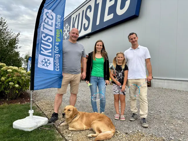 Ob beim Federball oder beim Bogenschießen – er trat mit voller Begeisterung gegen seine Mitarbeiter an und lieferte sich spannende Duelle | Foto: Markus Kahrer