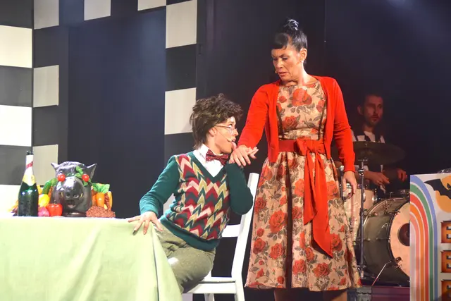 Erotische Verwicklungen: Michelle Härle und Adriana Zartl (re.) als Gesangslehrer Alfred und Rosalinde.  | Foto: Elisabeth Kloiber