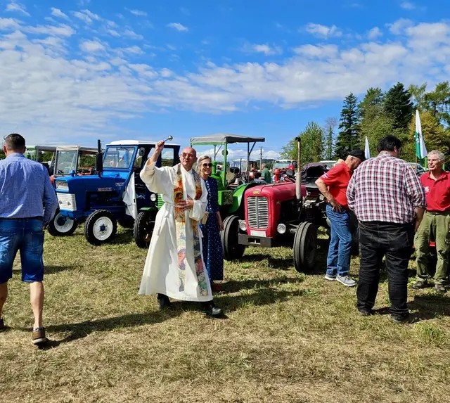 Ingrid Gady unterstützt bei der Traktorsegnung. | Foto: B.Gady