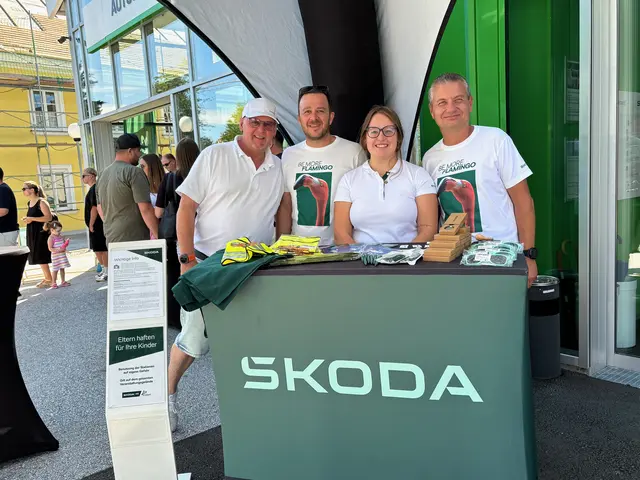 Markenlieter Gernot Painsi (2. v. li.) und das Škoda-Team des Autohauses Weiz konnten zahlreiche Besucher begrüßen. | Foto: MeinBezirk/Monika Wilfurth