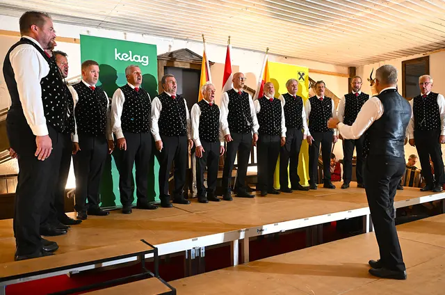 Der MGV Gurk unter der Leitung von Johannes Tuppinger setzte mit „I wird di wohl holsen“ ein gesangliches Ausrufezeichen. | Foto: Josef Bodner