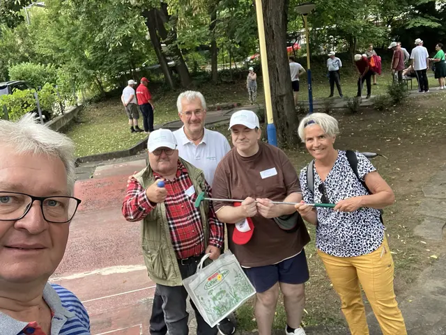 Das Team von LAbg und Bürgermeister Christoph Kainz (l.) mit dem Schreiber Bernhard Misak, Bezirkssprecher der Lebenshilfe Baden (ganz hinten) | Foto: Kainz