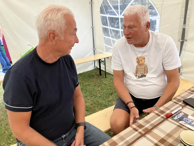 Rapidler Robert Knollmüller und Toni Posster: Gespräch zwischen zwei Fußballfreunden | Foto: Stockmann