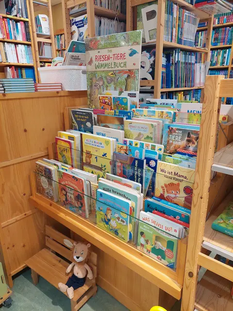 Kinderbücher liegen dem Buchhändler besonders am Herzen.  | Foto: AMG