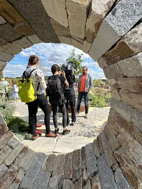 Blick durch das "Mondtor" in den neuen Zukunftsgarten.