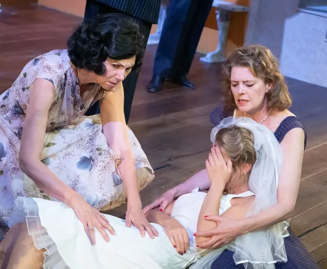 Astrid Krizani-Fallmann als Ursula, Eva Weissenböck als Beatrice und die ohnmächtige Braut Hero (Valerie Reisner) | Foto: Gerhard Maly