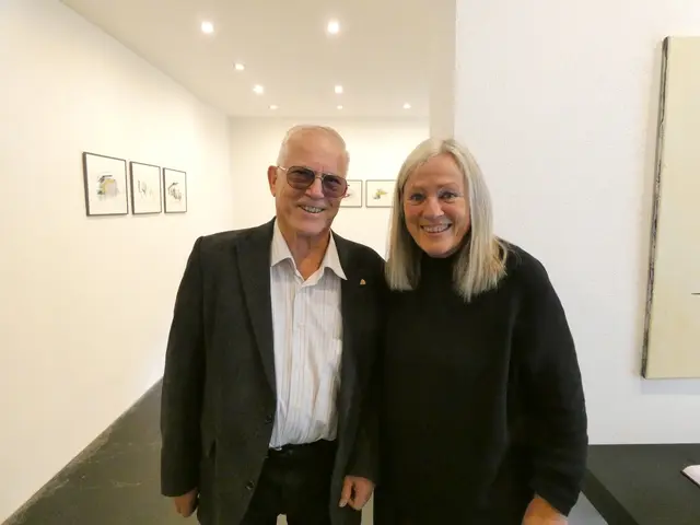 Kuratorin Grete Gonzo mit Kassier Rainer Havranek. 
