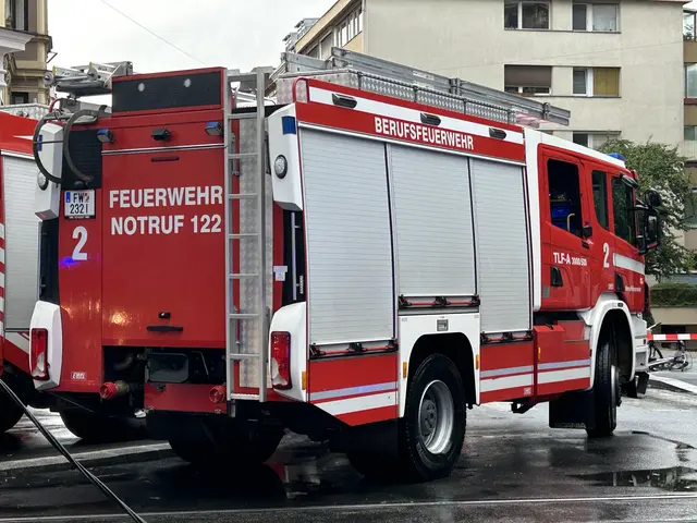 Die Feuerwehr Kematen stand nach dem Unfall auf der L11 im Einsatz – das Fahrzeug musste von einem Begrenzungsstein geborgen werden. | Foto: skn (Symbolbild)