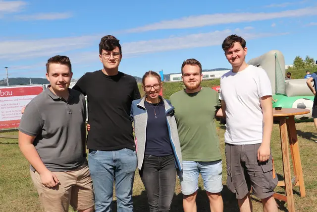 Michael Sagmeister, Aurelian Pomberer, Laura Gosch, Fabian Amtmann und Julian Wolf organisierten mit ihrem Team der JVP Feldkirchen ein Riesenwuzzler-Turnier, bei dem es um Gemeinschaft, Teamgeist und vor allem um die Gaudi ging. | Foto: Edith Ertl