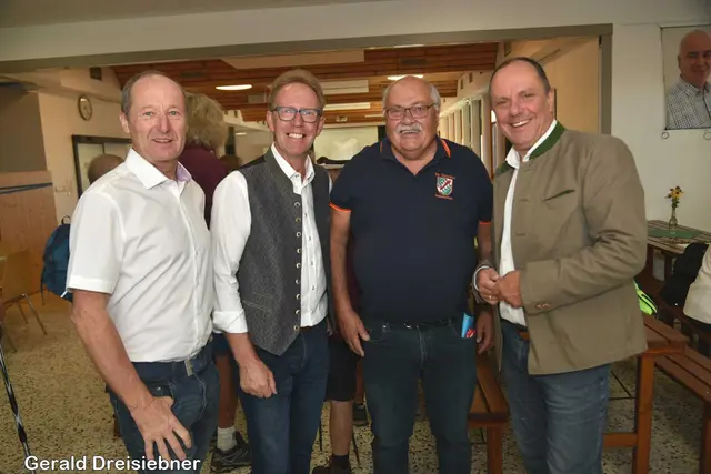 Vzbgm Klaus Strobl, Bgm. Ing. Werner Höfler, Ortsobmann Karl Pfeifer und NR Bgm. Christoph Stark  | Foto: Gerald Dreisieber