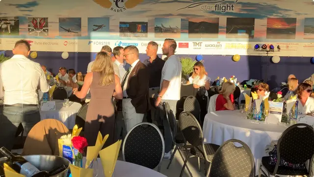 Im Hangar, wo normalerweise die kleinen Starflight&amp;USFC-Maschinen geparkt sind, tummelten sich am Abend des 6. Septembers über 200 geladene Gäste. | Foto: Stockmann